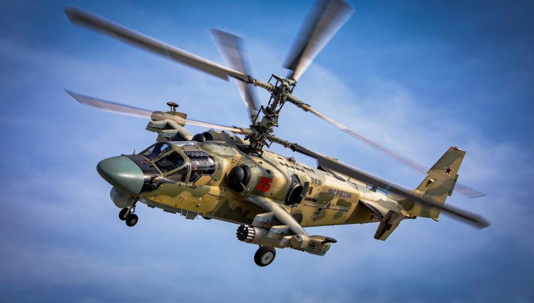 Ka-52 Alligator: Το ρωσικό επιθετικό ελικόπτερο εξαπολύει «βροχή» ρουκετών στην Ουκρανία